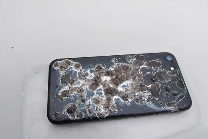 Hãi hùng iPhone 7 "hấp hối" trong axit siêu mạnh