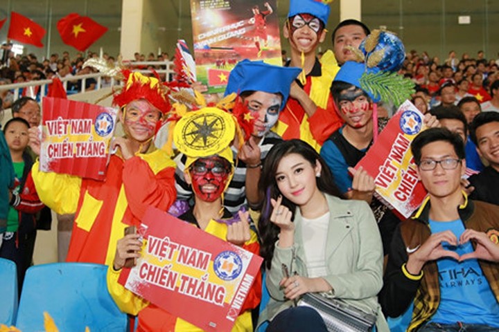 Á hậu Huyền My tràn đầy năng lượng cổ vũ bóng đá Việt Nam