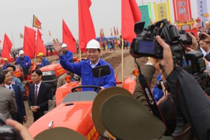 Chủ tịch nước lái máy cày trong lễ hội Tịch điền