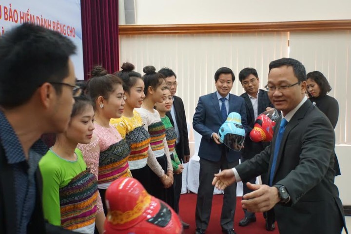 Ngắm mũ bảo hiểm độc đáo dành riêng cho phụ nữ dân tộc Thái