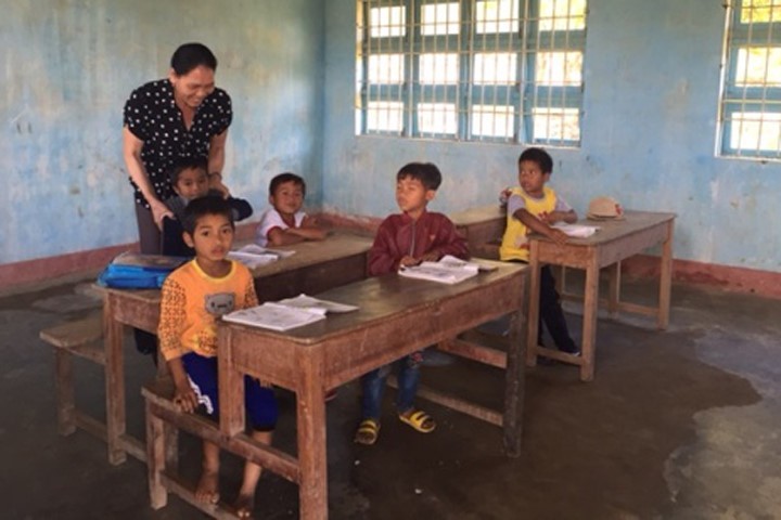Cô giáo Nguyễn Thị Hiên đang hướng dẫn đọc cho học sinh