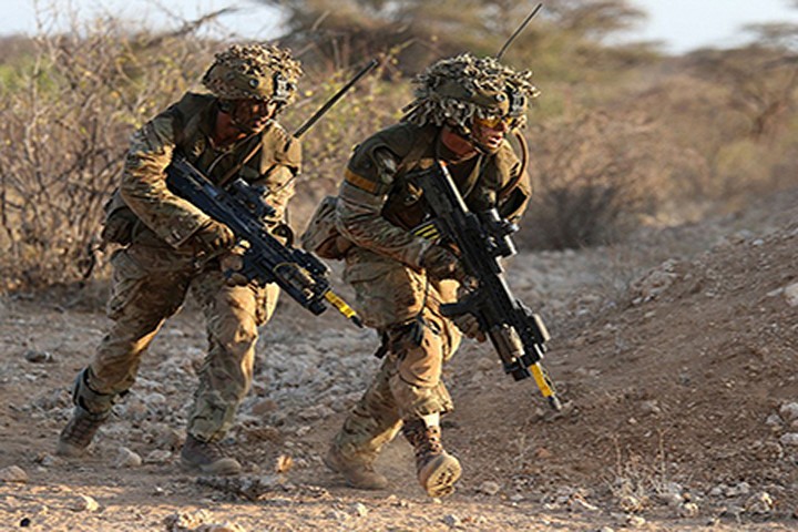 Lính Anh khổ luyện giữa nắng nóng 40 độ ở Kenya