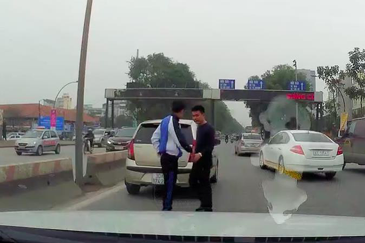 Hai tài xế bắt tay nhau làm hòa sau va chạm trên đường. Ảnh chụp từ clip