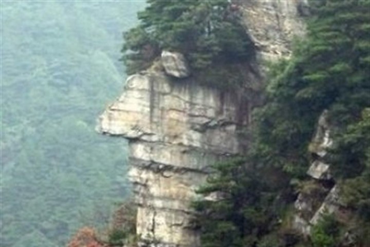 Kỳ bí núi đá hình đầu người khổng lồ có đủ tai mắt mũi miệng