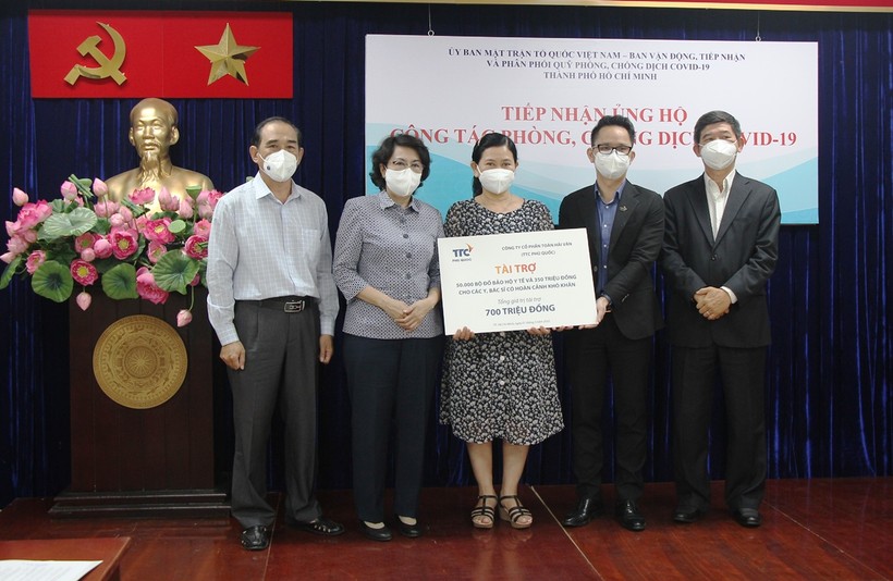 Công ty Cổ phần Toàn Hải Vân (TTC Phú Quốc) trao biển tượng trưng kinh phí và vật tư y tế cho Ủy ban MTTQ Việt Nam TPHCM. 