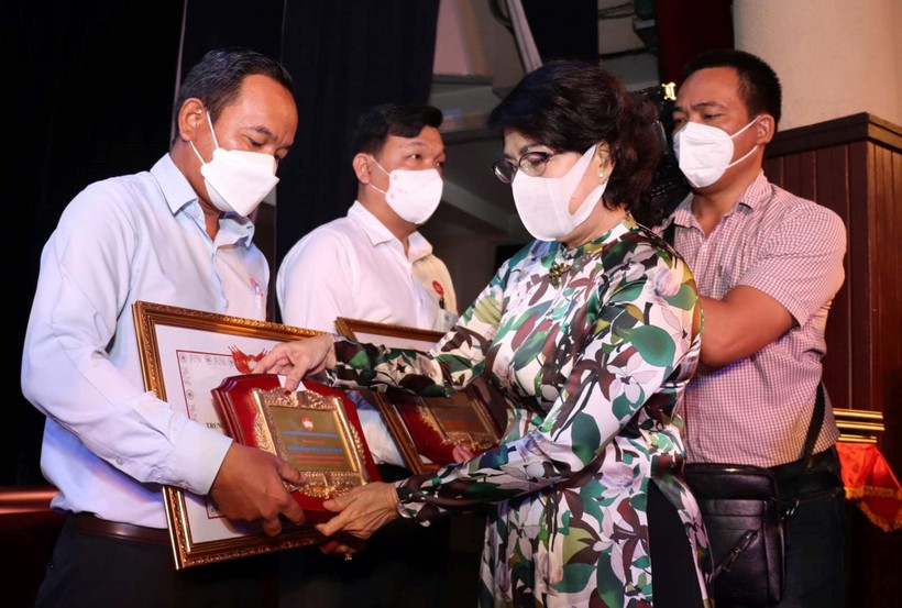 Bà Tô Thị Bích Châu, Chủ tịch  Ủy ban MTTQ Việt Nam TP Hồ Chí Minh tặng Bằng khen cho các tập thể.