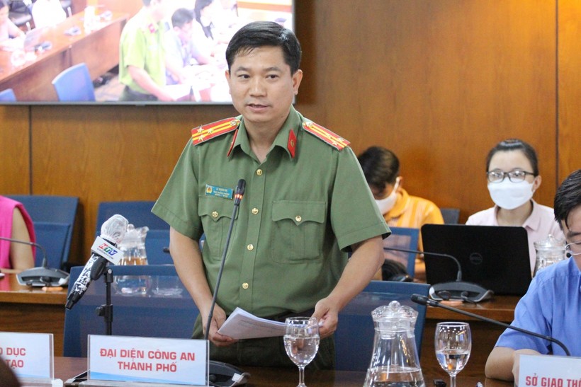 Thượng tá Lê Mạnh Hà thông tin tại buổi họp báo.