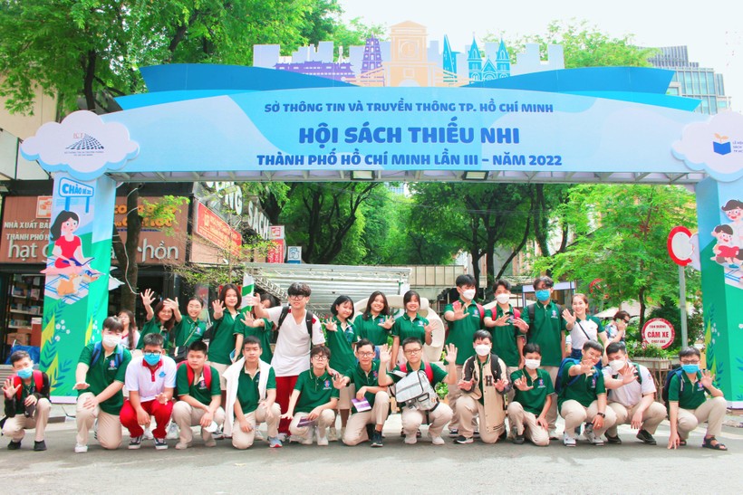 Học sinh Trường THPT Trần Nhân Tông tham gia chuyến City Tour-một ngày khám phá TPHCM.