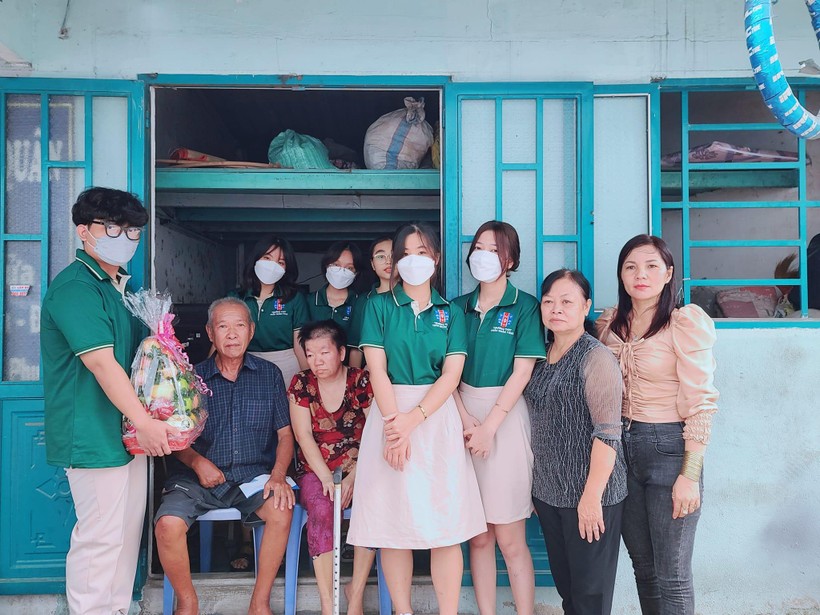 Học sinh Trường THPT Trần Nhân Tông thăm và tặng quà cho gia đình có công với cách mạng tại địa bàn phường Bình Trị Đông (quận Bình Tân, TPHCM).