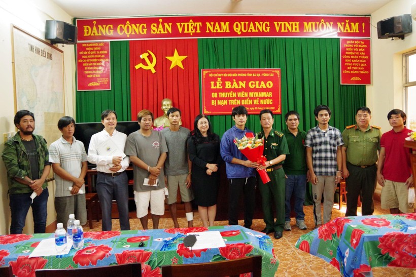 8 ngư dân Myanmar đã được bàn giao cho đại diện ủy quyền Đại sứ quán Myanmar tại Việt Nam.