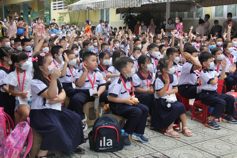 Học sinh tiểu học TPHCM trong ngày tựu trường.