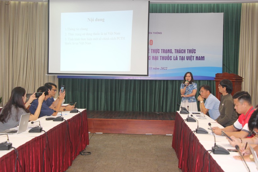 Bà Nguyễn Thị Thu Hương chia sẻ tại hội thảo.