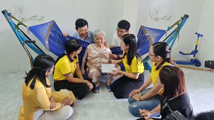 Đoàn công tác thăm tặng quà mẹ Việt Nam anh hùng Ngô Thị Vững ở xã Phước Thạnh, huyện Củ Chi.