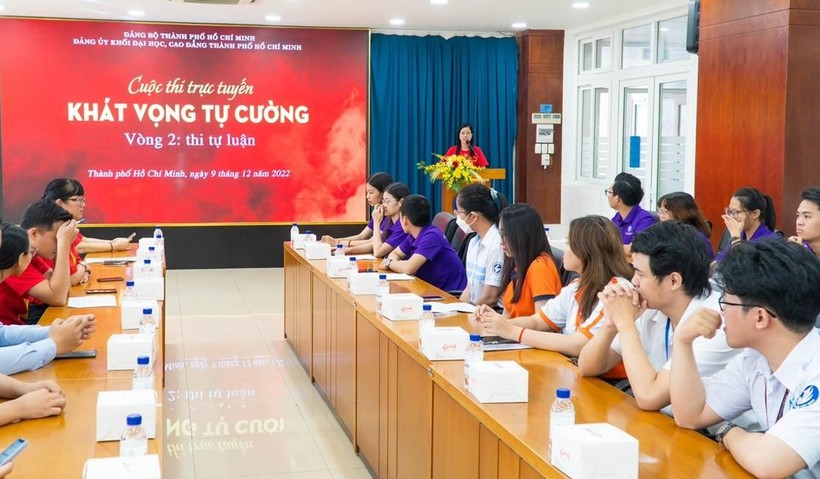 Đồng chí Nguyễn Thị Là, Phó Bí thư Thường trực Đảng ủy Khối Đại học, Cao đẳng TPHCM phát biểu chúc mừng các thí sinh vào vòng 2.