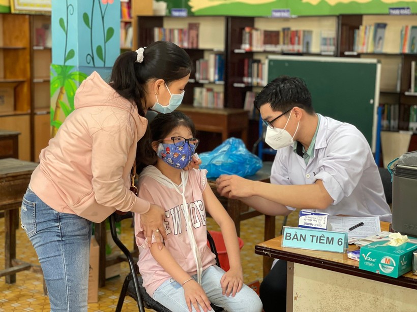 Học sinh Trường tiểu học Phú Thọ (quận 11, TPHCM) tiêm vắc xin Covid-19.
