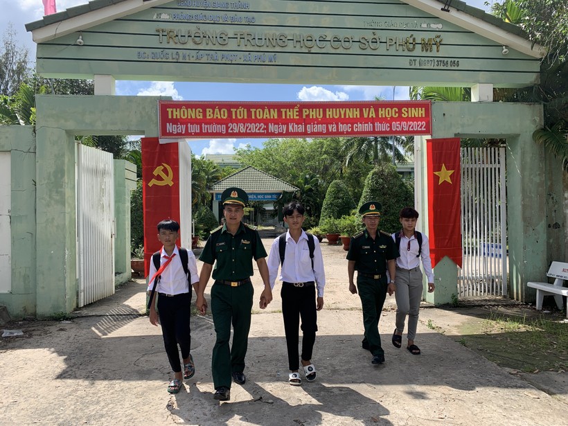 Cán bộ đồn Biên phòng Phú Mỹ đưa học sinh đến trường dịp năm học mới 2022-2023.