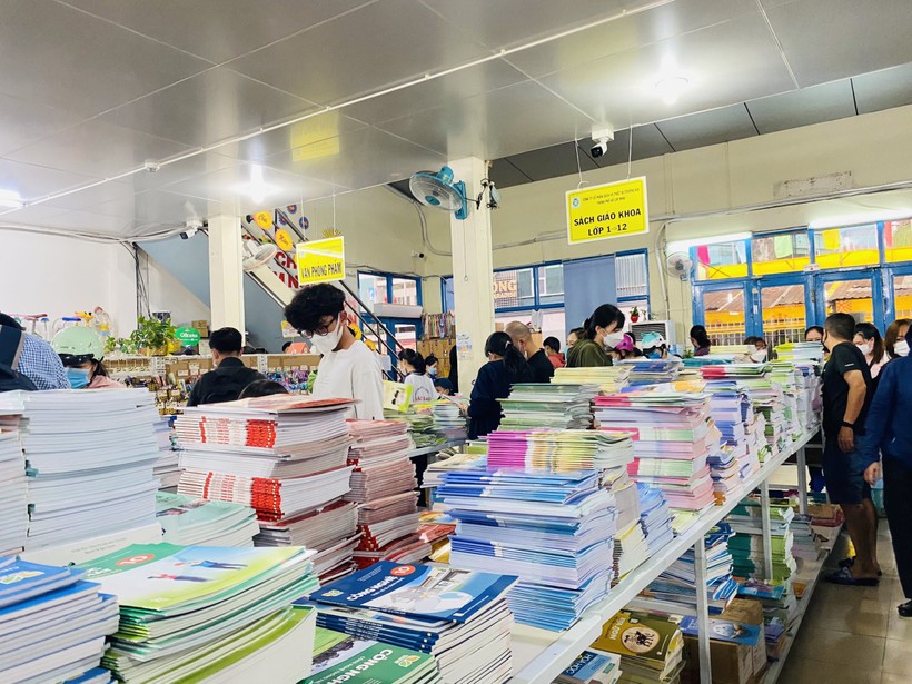Phụ huynh và học sinh mua sách giáo khoa chuẩn bị cho năm học mới.