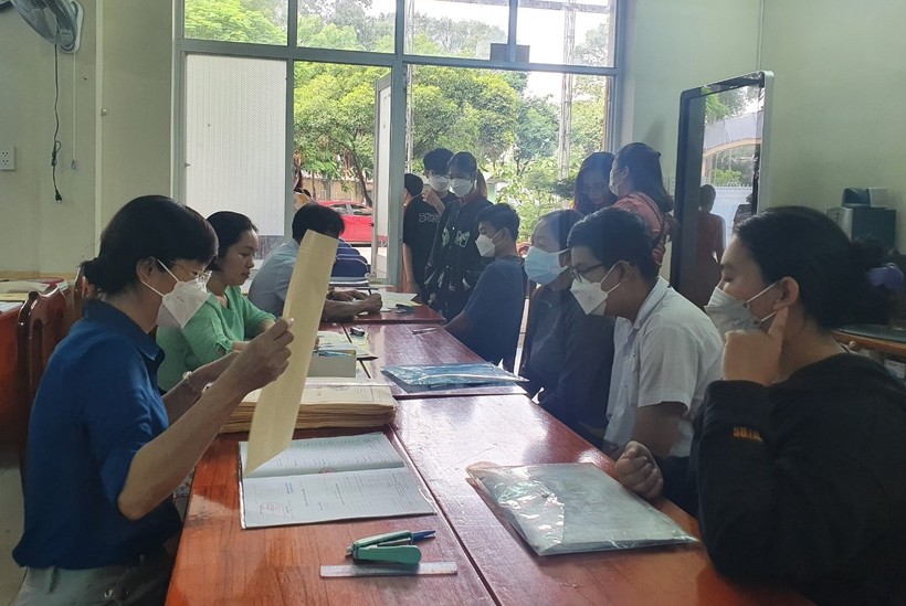 Phụ huynh và học sinh đến nộp hồ sơ tại Trung tâm Giáo dục thường xuyên Chu Văn An (quận 5).