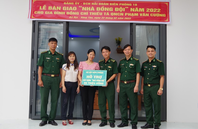 Trung tá Nguyễn Văn Chung, Chủ nhiệm Chính trị Hải đoàn Biên phòng 18 trao bảng tượng trưng hỗ trợ “Nhà đồng đội” cho gia đình Thiếu tá Phạm Văn Cường. 
