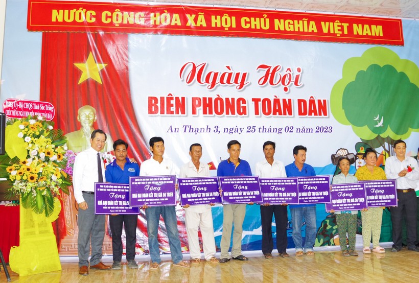 Lãnh đạo UBND, UBMT Tổ quốc Việt Nam tỉnh Sóc Trăng trao bảng tượng trưng tặng nhà “Đại đoàn kết” cho người dân.