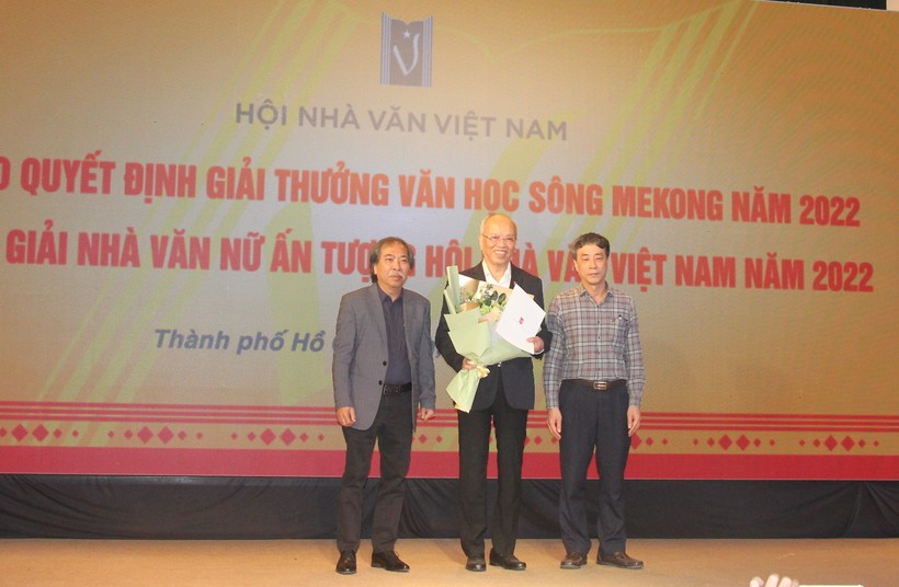 Nhà văn Trình Quang Phú nhận quyết định giải thưởng Văn học sông Mekong năm 2022.