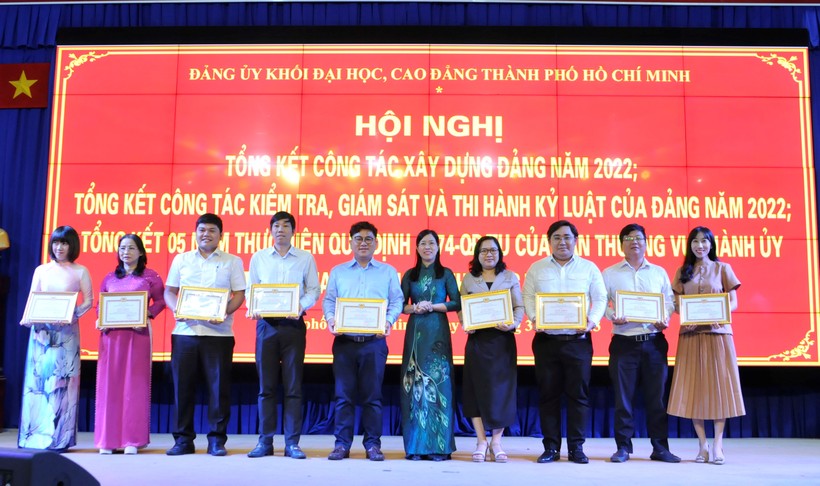 Bà Nguyễn Thị Là, Phó Bí thư Thường trực Đảng uỷ khối ĐH, CĐ TPHCM tặng Giấy khen cho đảng viên “Hoàn thành xuất sắc nhiệm vụ” 5 năm liền.