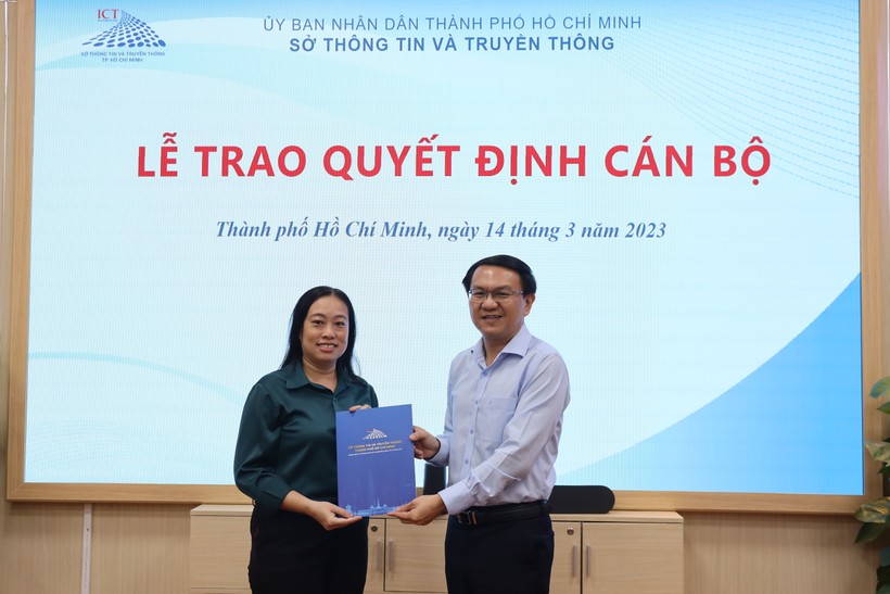 Ông Lâm Đình Thắng trao quyết định điều động bà Nguyễn Đình Như Hương giữ chức vụ Giám đốc Trung tâm Báo chí TPHCM. Ảnh: TTBC.