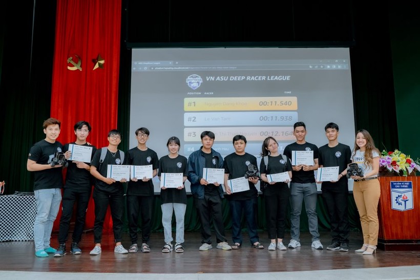 Các sinh viên nhận giải thưởng tại vòng chung kết.