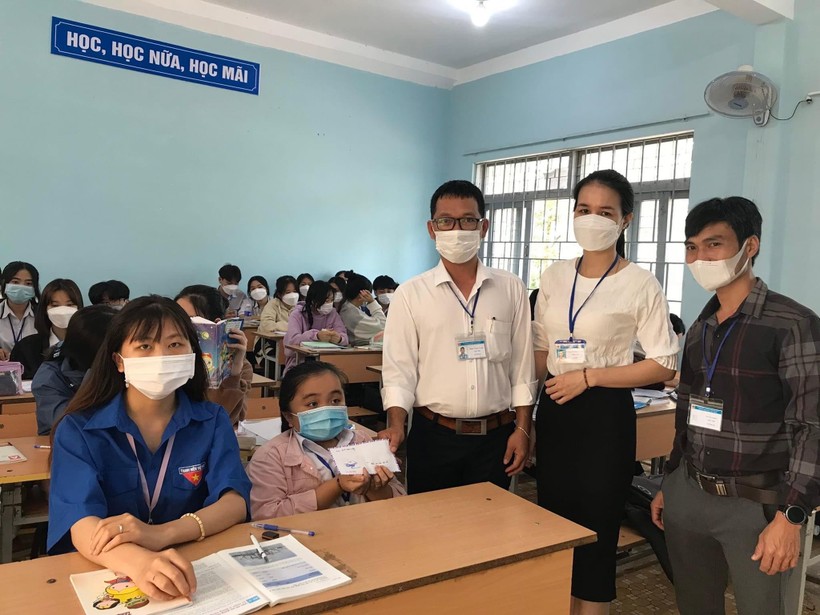 BCH Đoàn trường THPT Phan Chu Trinh thăm hỏi, động viên Như Quỳnh vượt lên khó khăn, đạt thành tích cao trong việc học.