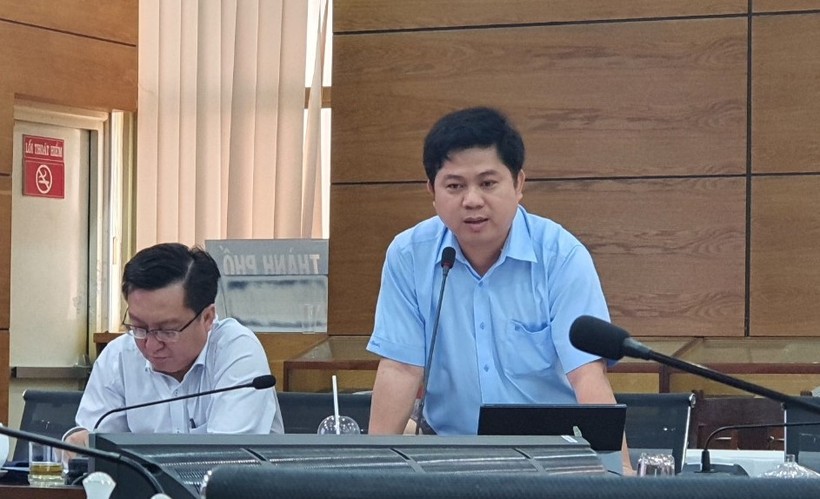 Ông Hồ Tấn Minh (bên phải) thông tin tại buổi họp.