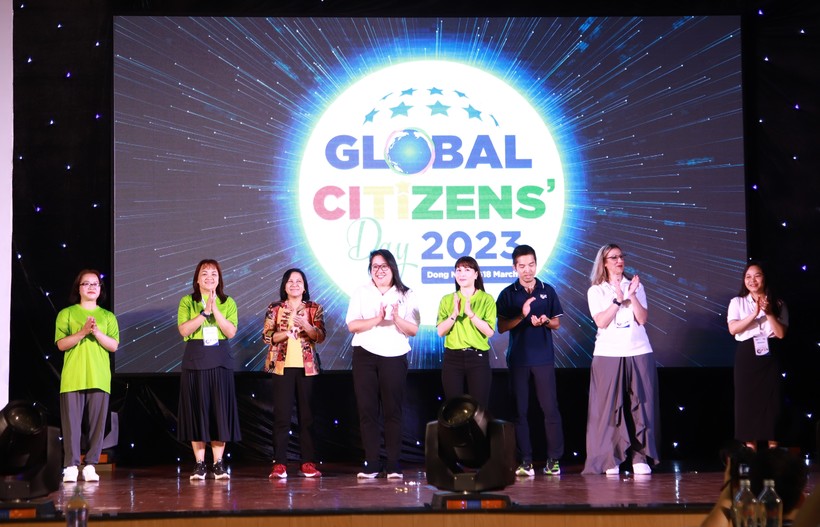 Đại diện các đoàn tham dự Ngày hội Công dân toàn cầu thực hiện nghi thức khai mạc.