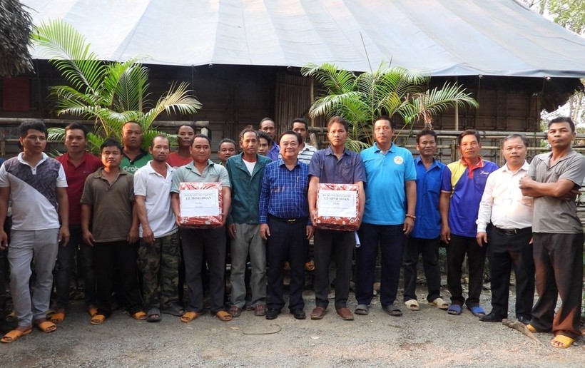 Bộ trưởng Lê Minh Hoan thăm và tặng quà tổ cộng đồng nhận khoán bảo vệ rừng. Ảnh: Trần Trung.