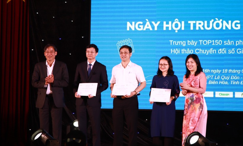 TS Vũ Minh Đức, Cục trưởng Cục Nhà giáo và Cán bộ quản lý giáo dục và bà Phan Tú Quyên, Giám đốc vận hành Microsoft Việt Nam trao thư cảm ơn cho Ban giám khảo.