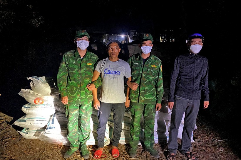 Đối tượng Nguyễn Tuấn Anh (áo thun xám) bị bắt giữ cùng tang vật 1,5 tấn đường cát nhập lậu.