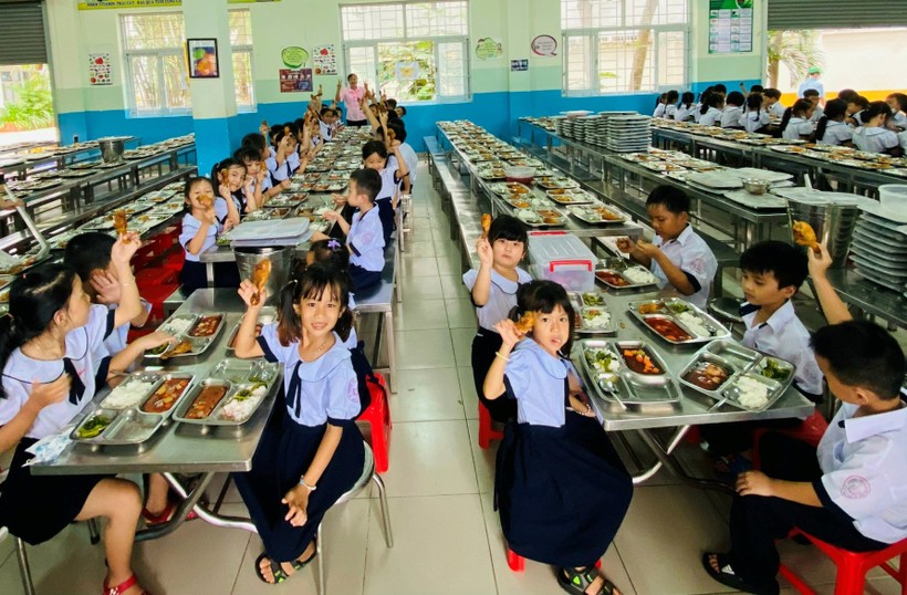 Bữa ăn bán trú của học sinh Trường tiểu học Lê Văn Việt (TP Thủ Đức).