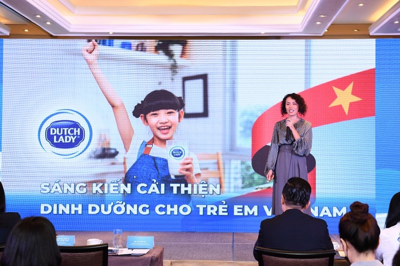 Bà Tạ Thúy Hà, Giám đốc Kinh doanh Cấp cao Tập đoàn FrieslandCampina Việt Nam chia sẻ về sáng kiến cải thiện dinh dưỡng cho trẻ em Việt Nam từ Cô Gái Hà Lan.