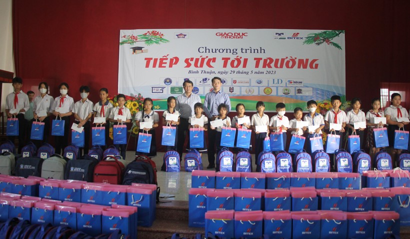 Báo Giáo dục và Thời đại ‘Tiếp sức tới trường’ tại Bình Thuận ảnh 13