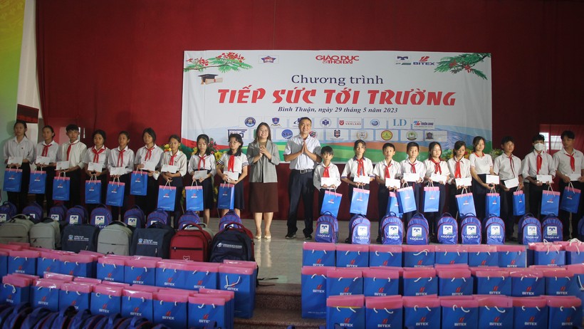 Báo Giáo dục và Thời đại ‘Tiếp sức tới trường’ tại Bình Thuận ảnh 9