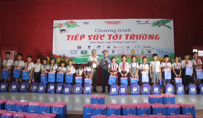 Báo Giáo dục và Thời đại ‘Tiếp sức tới trường’ tại Bình Thuận ảnh 6