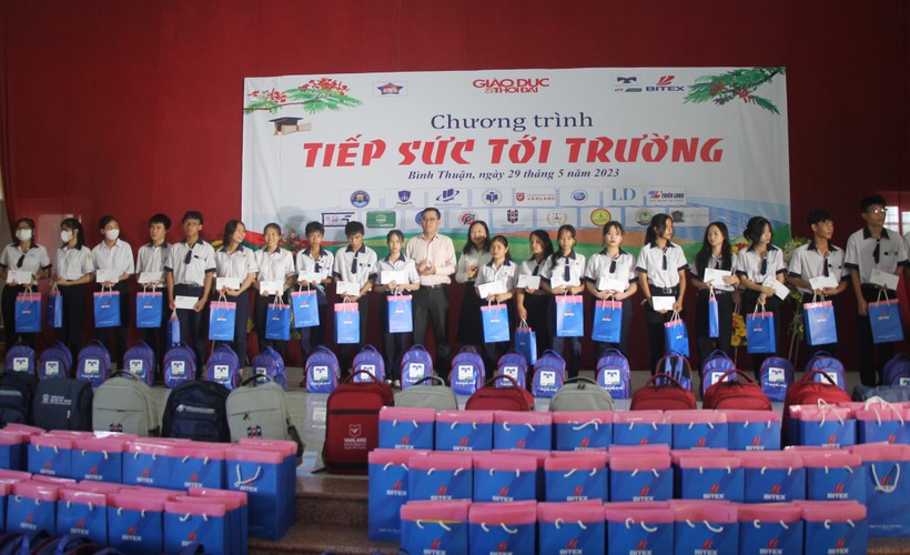 Báo Giáo dục và Thời đại ‘Tiếp sức tới trường’ tại Bình Thuận ảnh 12