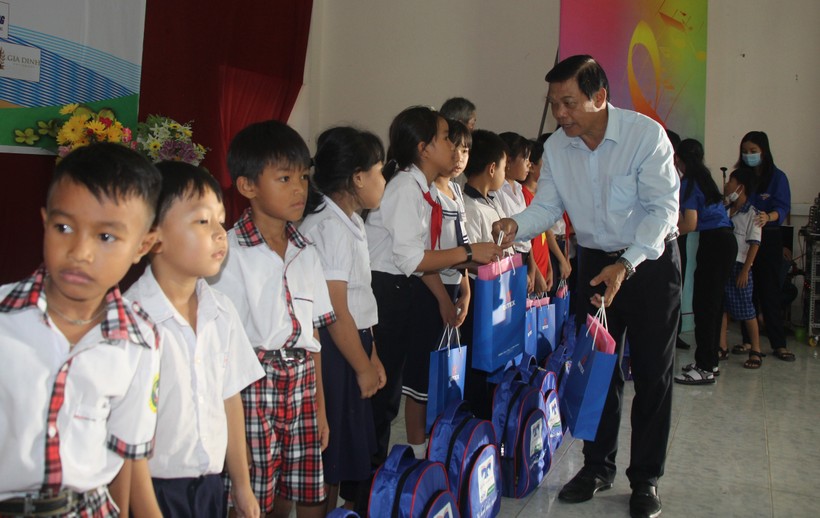 Báo Giáo dục và Thời đại ‘Tiếp sức tới trường’ tại Bình Thuận ảnh 10