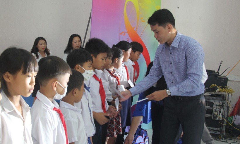 Báo Giáo dục và Thời đại ‘Tiếp sức tới trường’ tại Bình Thuận ảnh 4