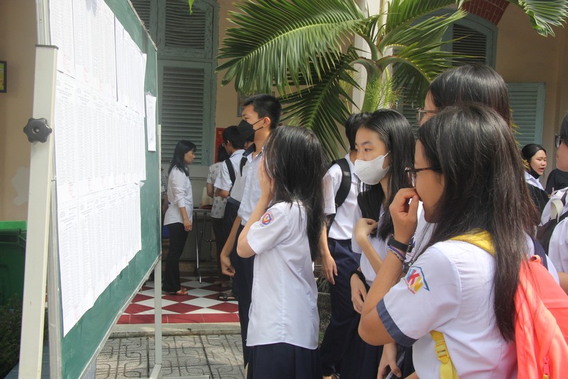 Thí sinh tại điểm thi Trường THCS Trần Văn Ơn xem sơ đồ phòng thi trong ngày làm thủ tục.