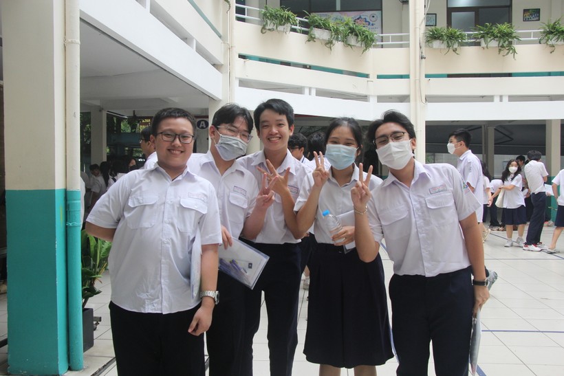 Nhiều thí sinh tại điểm thi Trường THCS Nguyễn Du (quận 1) vui mừng sau kết thúc thi môn Ngữ văn.