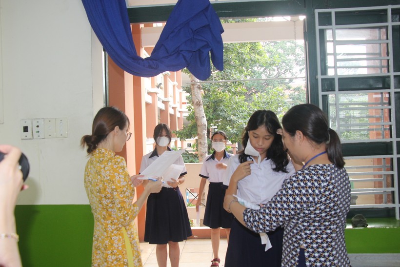 Thí sinh tại điểm thi Trường THPT Nguyễn Hữu Huân (TP Thủ Đức) trong buổi thi môn Ngữ Văn.