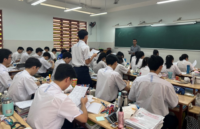 Giờ ôn tập của học sinh Trường THCS-THPT Nguyễn Khuyến (Bình Dương).