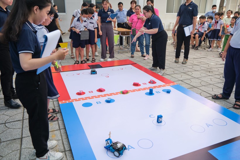 Gần 100 học sinh TPHCM tranh tài tại cuộc thi 'Đấu trường Robot' ảnh 2