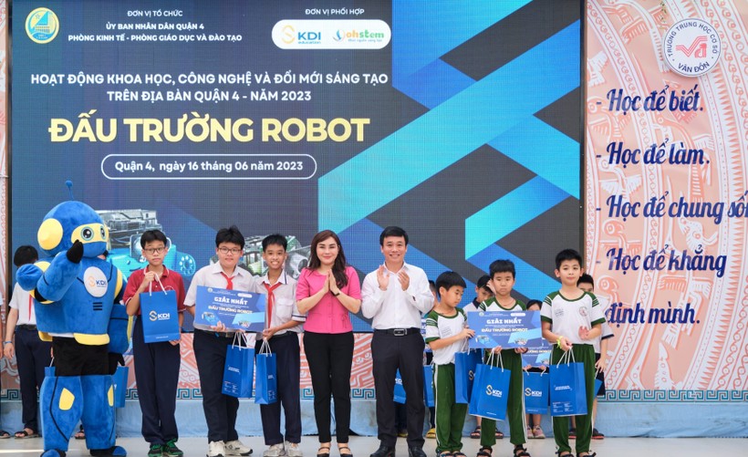 Hai đội xuất sắc giành Giải Nhất cuộc thi “Đấu trường Robot”.