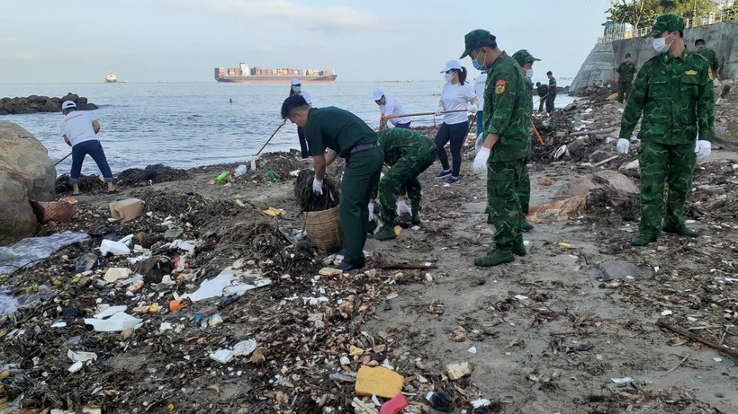 Lực lượng BĐBP Bà Rịa-Vũng Tàu tích cực tham gia thu gom rác tại khu vực biển Bãi Dâu.