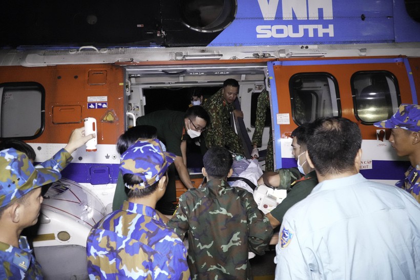 Tổ cấp cứu đường không Bệnh viện Quân y 175 đưa ngư dân bị nạn về bệnh viện điều trị.